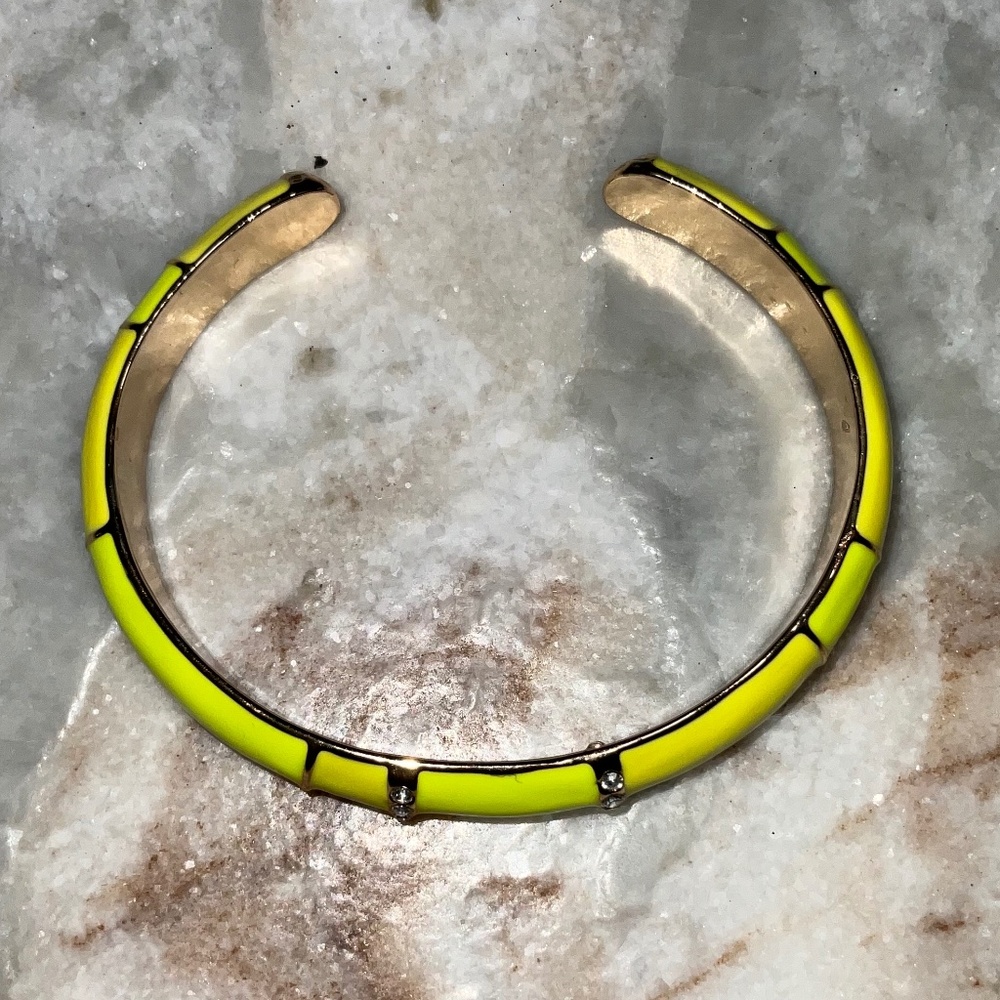 #52. VTG BRIGHT YELLOW ENAMEL GOLDTONE CUFF BRACELET W CLEAR RHINESTONE ACCENT - Picture 3 of 6